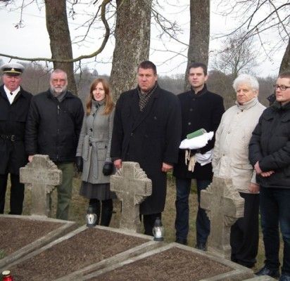 Delegacijai vadovavo mero pavaduotojas Saulius Simė, be jo ir klebono, vyko bibliotekos direktorius Kęstutis Rudys, šaulių Palangos kuopos vadas Adolfas Sendrauskas, Kultūros skyriaus vyriausioji specialistė Kristina Litvinienė bei Vitalius B. Litvaitis
