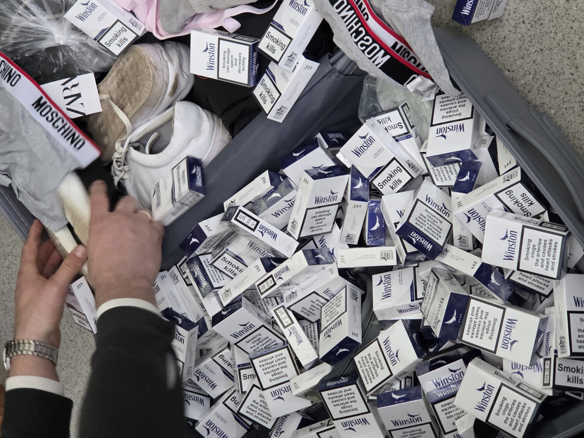 Iš Palangos į Londoną – su pilnais lagaminais kontrabandinių cigarečių