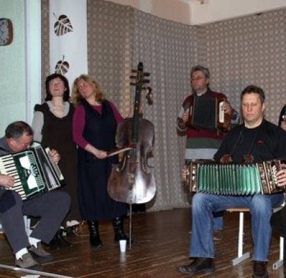 Užgrojus „Mėguvos“ instrumentinei grupei, vietoje nenusėdėjo nei maži, nei dideli.