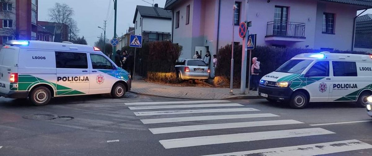 Palangoje nuo policijos bėgęs neblaivus vairuotojas atsitrenkė į namo tvorą