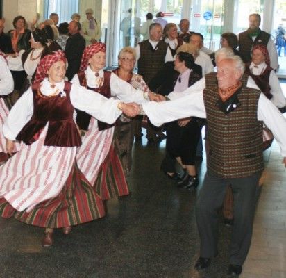 „Bočių“ šokėjai į šokio sūkurį įtraukė ir vakaronės dalyvius. / B. Mockuvienės nuotr.