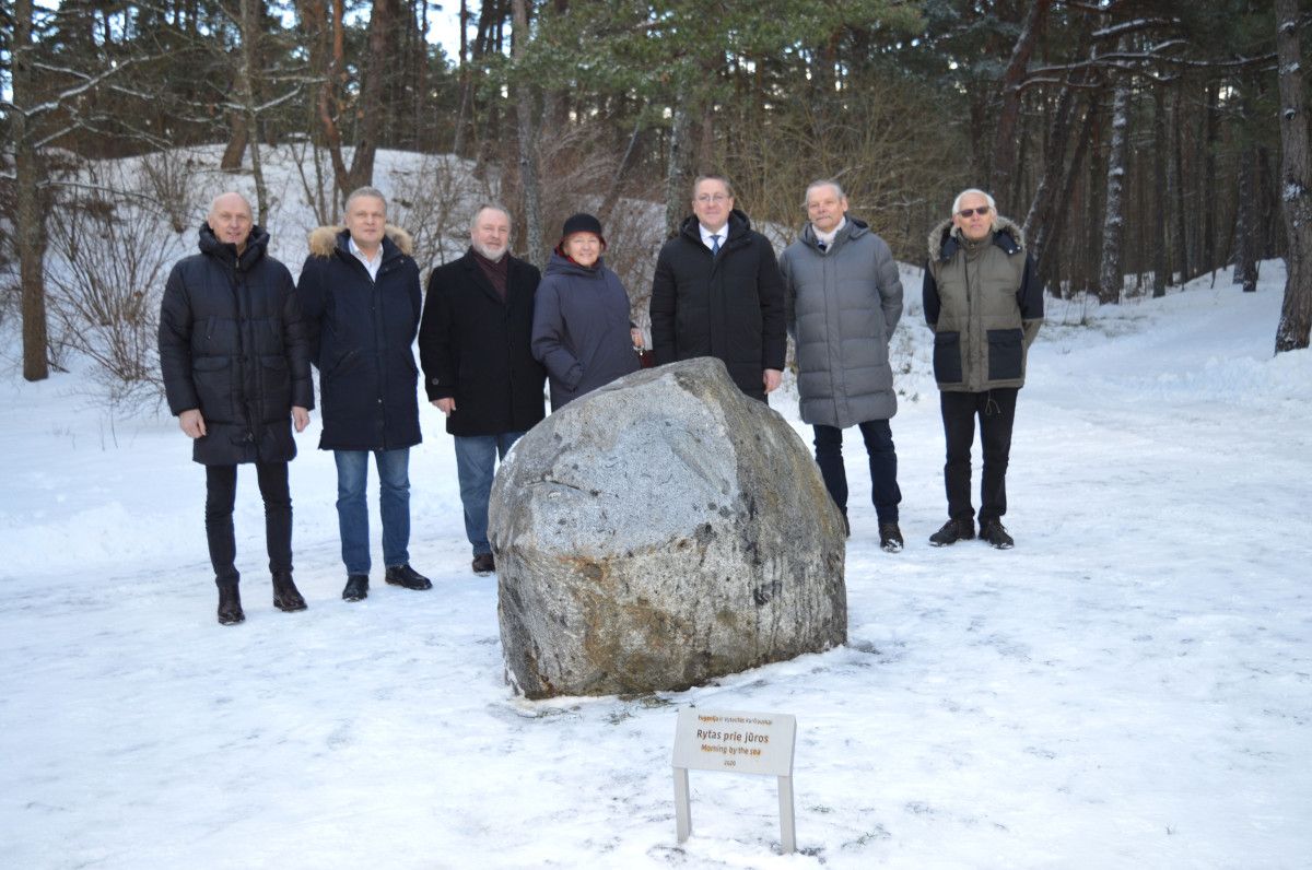 Palangai padovanota menininkų Vytauto ir Eugenijos Karčiauskų skulptūra „Rytas prie jūros“