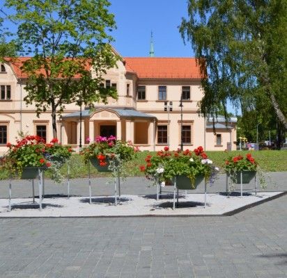 Atnaujintoje Grafų Tiškevičių alėjoje žydi gėlės ir želia neseniai pasodinta žolė.