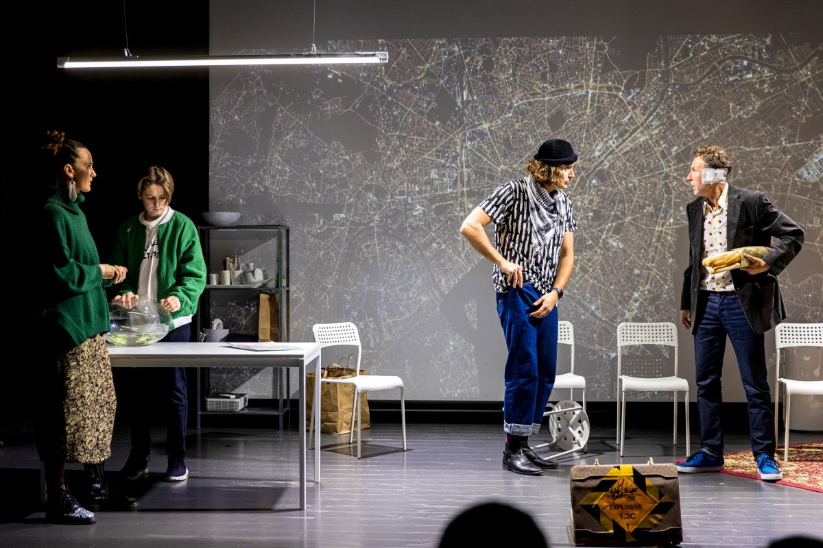 Palangos „Grubusis“ teatras lapkričio ir gruodžio mėnesiais kviečia į visų pamėgtus spektaklius „Marso naujienos“ ir „Tanato viešbutis“