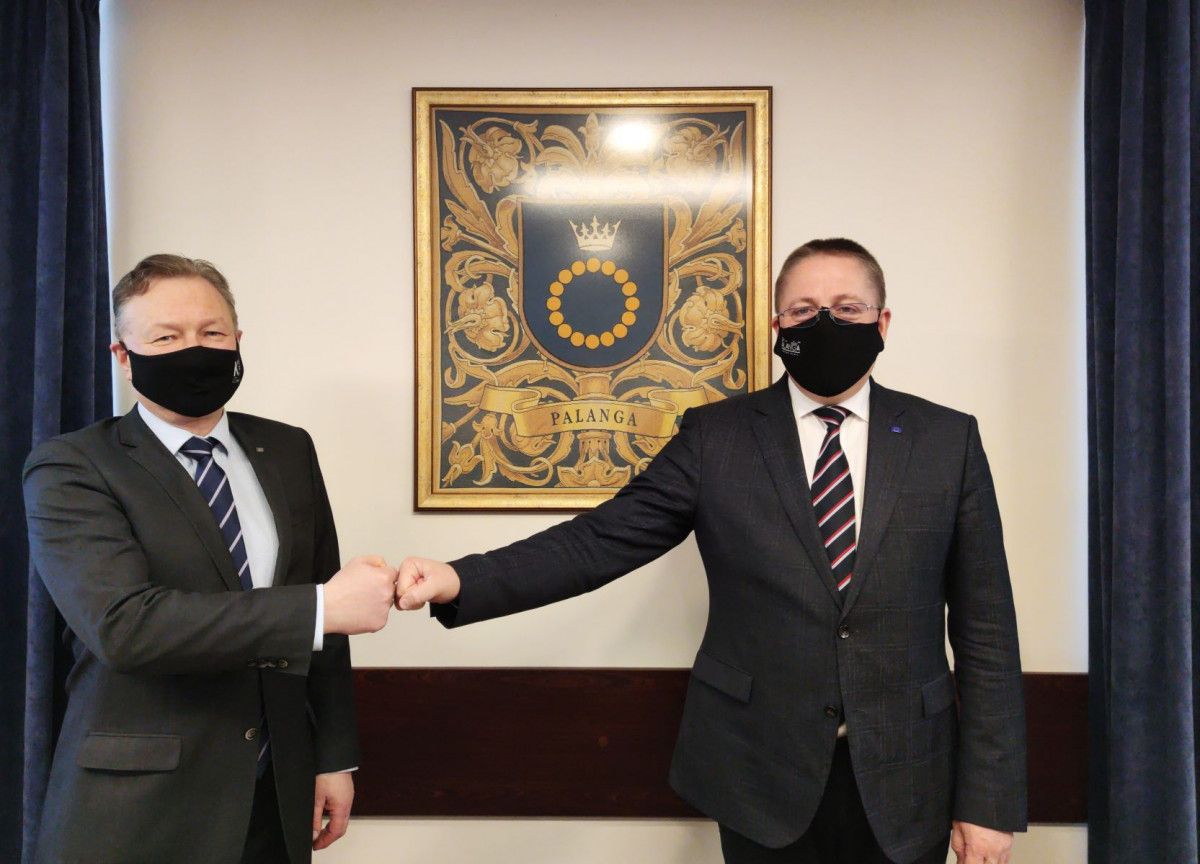 Klaipėdos universiteto rektorius prof. dr. Artūras Razbadauskas (kairėje) su Palangos miesto meru Šarūnu Vaitkumi