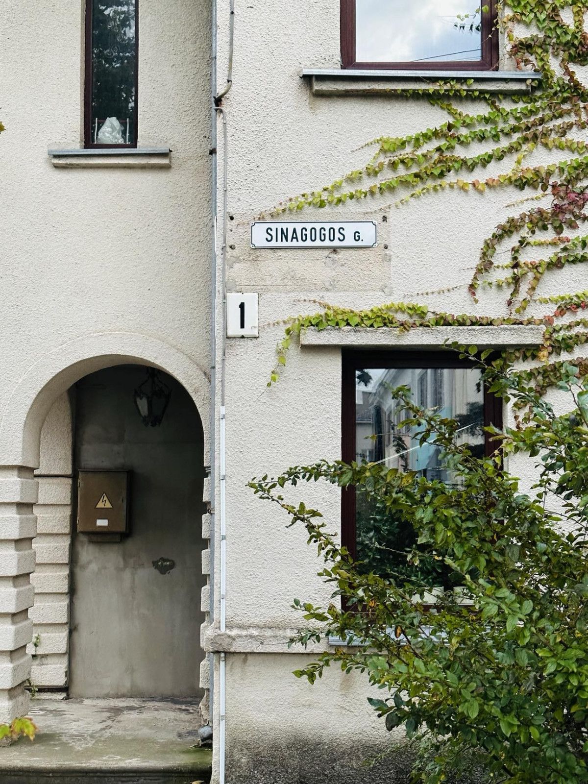 Dabartinė Sinagogos gatvės lentelė. Fotografas Mindaugas Surblys
