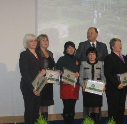 Lapkričio 23-ąją „Gintarėlio“ direktorė I. Milkontė (kairėje) kartu su dar 9 Respublikos ikimokyklinio ugdymo įstaigų vadovais atsiėmė atminimo lentą „Geriausiai tvarkoma mokyklos aplinka 2012“.