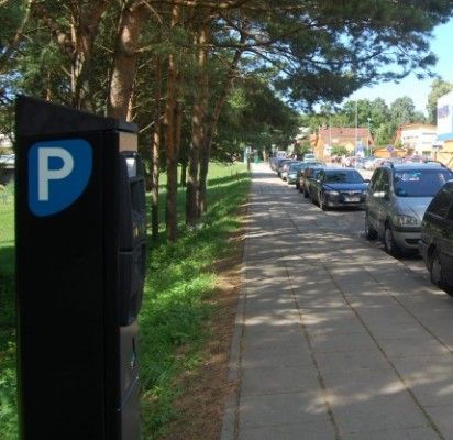 Už automobilių stovėjimą miesto gatvėse pradėta rinkti vietinė rinkliava