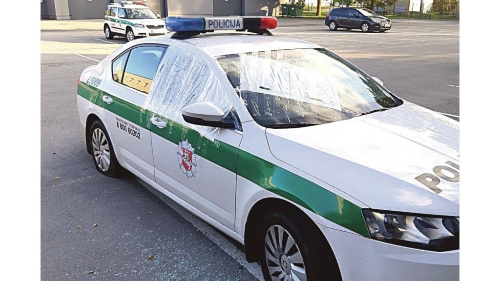 Palangos policija apstulbusi: pareigūnų automobilį daužęs vyras pateikė netikėtą paaiškinimą