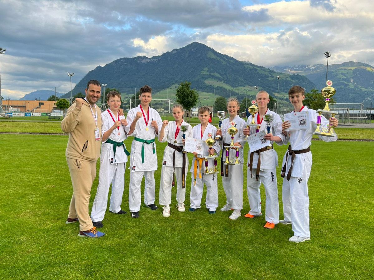 Nuotraukoje iš kairės: Treneris Lukas Kubilius, Dovydas Beniušis, Joris Macas, Rugilė Krajinskaitė, Aras Barzdžius, Karolina Radžiūnaitė, Airidas Tarnys, Gustas Petrošius.