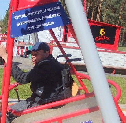 Sūpynės, vienintelė pramoga neįgaliesiems Palangoje – nepasiekiama