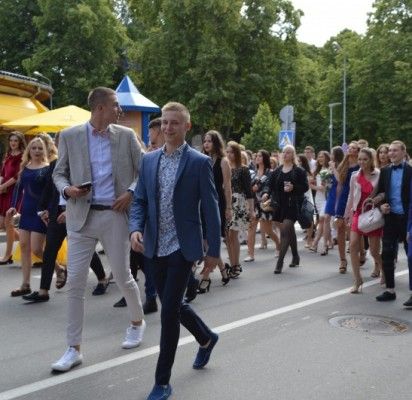 Smagiai nusiteikę abiturientai keliauja pasiimt brandos atestatų.