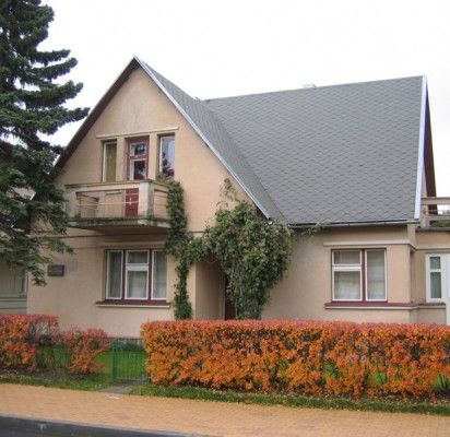 „Šiame name 1954 m. paskutinius savo gyvenimo mėnesius praleido kompozitorius Jonas Bendorius“. Įrašas memorialinėje lentoje.