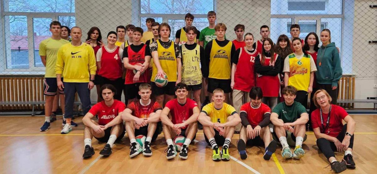 Gimnazistai Vasario 16-ąją šventė sporto aikštelėje