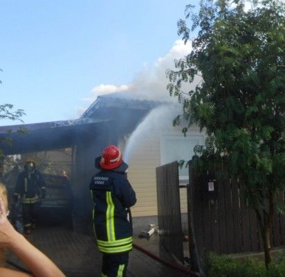 Liepsnojo namas ir automobilis Saulėlydžio gatvėje