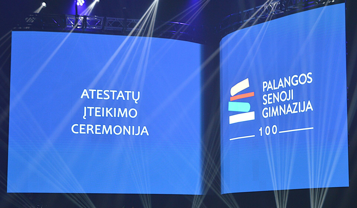 Palangos senosios gimnazijos abiturientams įteikti brandos atestatai