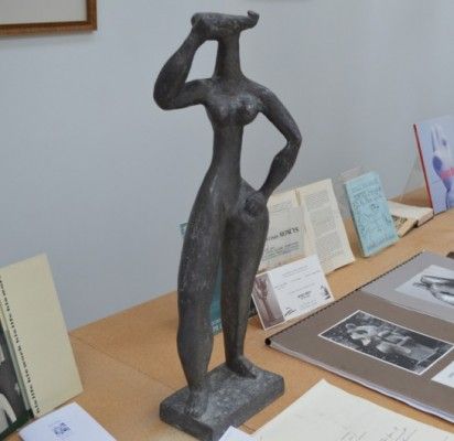 Švininę A. Mončio sukurtą moters skulptūrėlę retas kuris vyriškis įstengia pakelti.