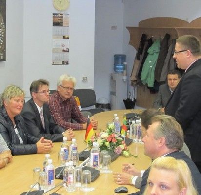 Kurorto meras Š.Vaitkus pasveikino miesto – partnerio delegaciją ir jos vadovę merę A.Kioster (sėdi antra iš kairės).