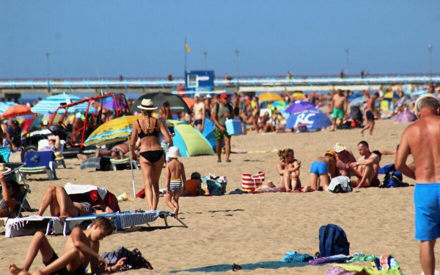 Lietuviai plūsta į pajūrį. Palanga sparčiai pilnėja