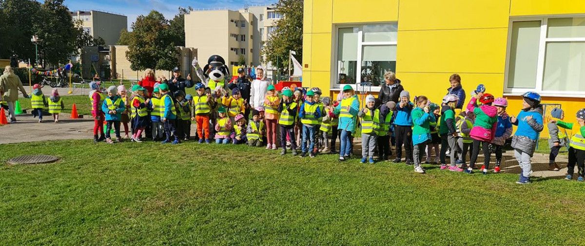 Policijos bičiulis Amsis, tarnybinis šuo Soli ir Palangos policijos pareigūnai aplankė lopšelio-darželio „Gintarėlis“ auklėtinius (FOTO GALERIJA)