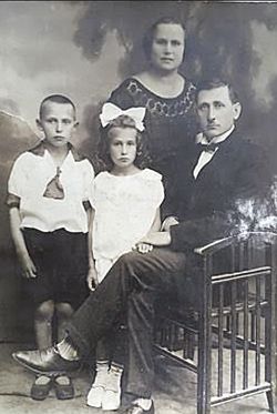 Kretingos pradinės mokyklos statytojas Rapolas Žigas (dešinėje) su šeima 1926 m. Vidos Aleinikovienės archyvas