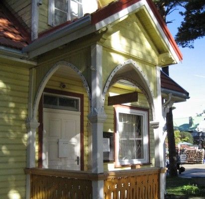 Vertingas ir atviras pastato J. Basanavičiaus g. 21 priebutis rytų fasade.