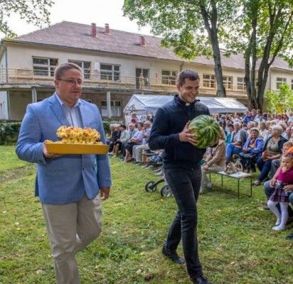 Po šv. Mišių Palangos bendruomenė ir svečiai būrėsi klebonijos parkelyje, kur pratęsė šv. Roko atlaidų šventę. V. Janušonio nuotr.
