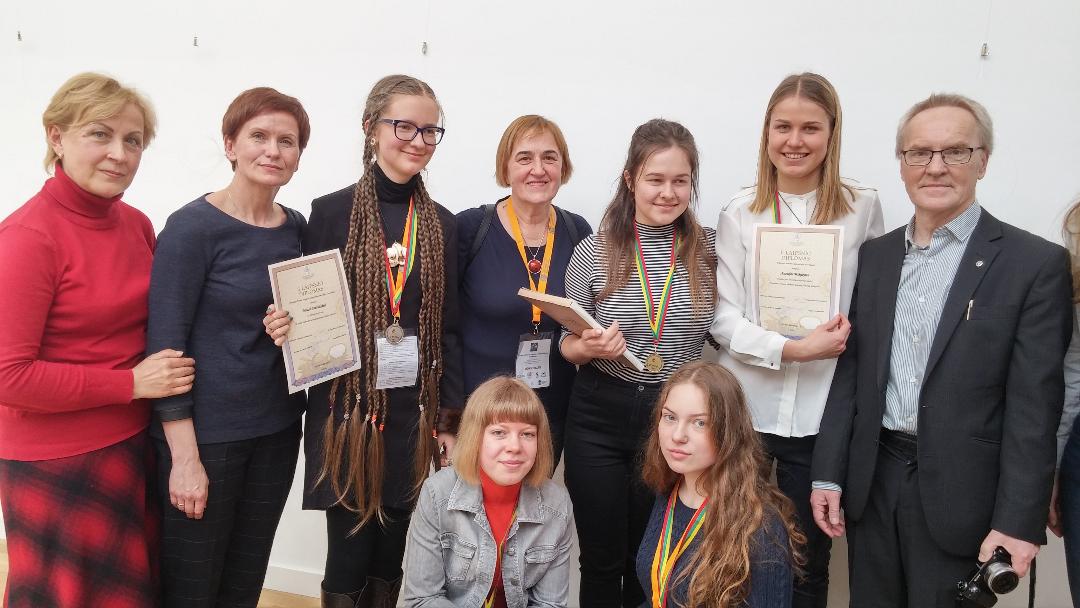 Jaunųjų filologų konkurso laureatai, jų mokytojai ir konkurso komisijos pirmininkas doc. dr. Regimantas Tamošaitis. Kartu su jais Vlado Jurgučio pagrindinės mokyklos mokinė Mūza Olimpija Svetickaitė, kurios poezija buvo įvertinta II laipsnio diplomu.