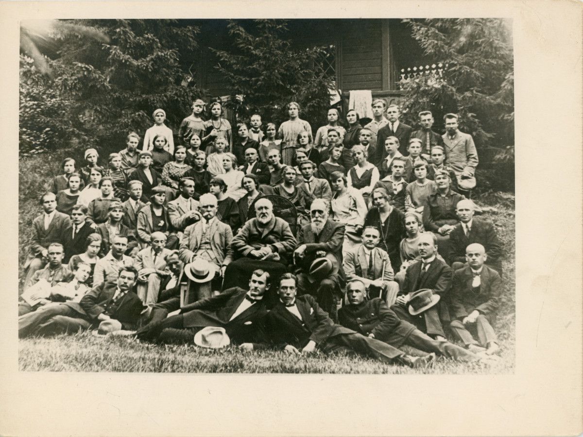 Dr. Jonas Basanavičius su vasarojančiais Palangoje inteligentais. Palanga. 1924. Iš Palangos viešosios bibliotekos nuotraukų fondo.