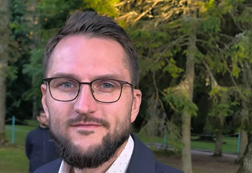 Pasirašė: Seimo narys K. Neimantas aplinkinių dėmesio sulaukė dėl atlape įsegtos kortelės, kuria pasidabinęs atėjo švęsti Valstybės dienos. / „Facebook“ paskyros „Vieninga Palanga“ nuotr.