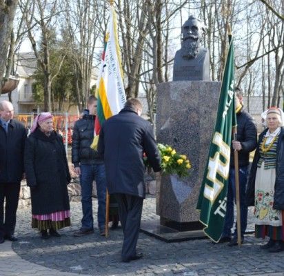 Vėliavų šlamesio, gėlių ir dainų apsupta Kovo 11-oji