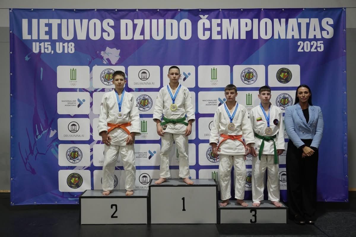 Paulius Ališauskas (su žaliu diržu) ant trečios vietos pakylos