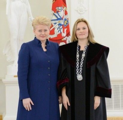 Prezidentės D. Grybauskaitės dekretu į Palangos miesto apylinkės teismo teisėjas paskirta V. Vasiliauskienė. LR Prezidentūros nuotr.