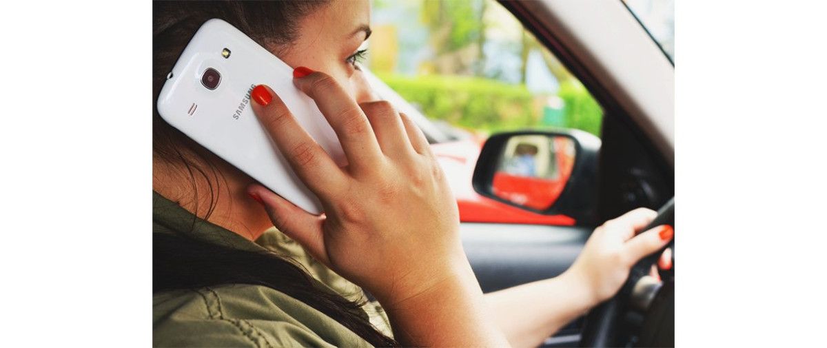 Vairavimas kalbant telefonu. Pexels.com nuotr.