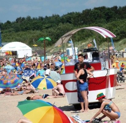 Mokesčių inspekcija gauna nuotraukas, kaip išvežiojamoji prekyba paplūdimiuose tampa stacionaria. VMI nuotr.