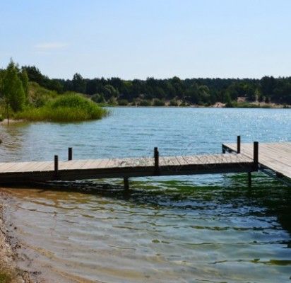 Nuo poilsiaujančių ginasi spygliuotos vielos ir šukių užtvara