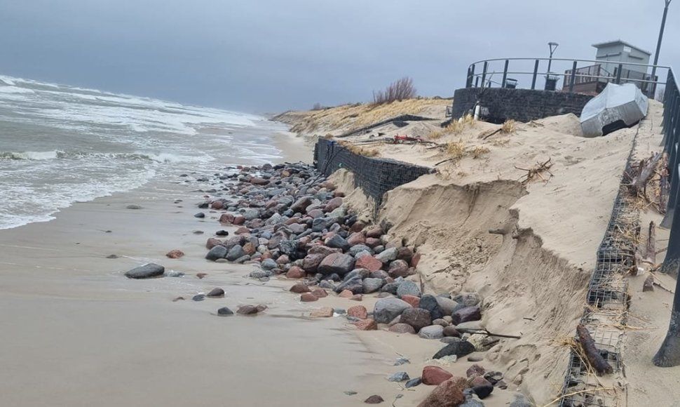 Po audros paplauti Juodkrantės krantai. / Dariaus Jasaičio nuotr.