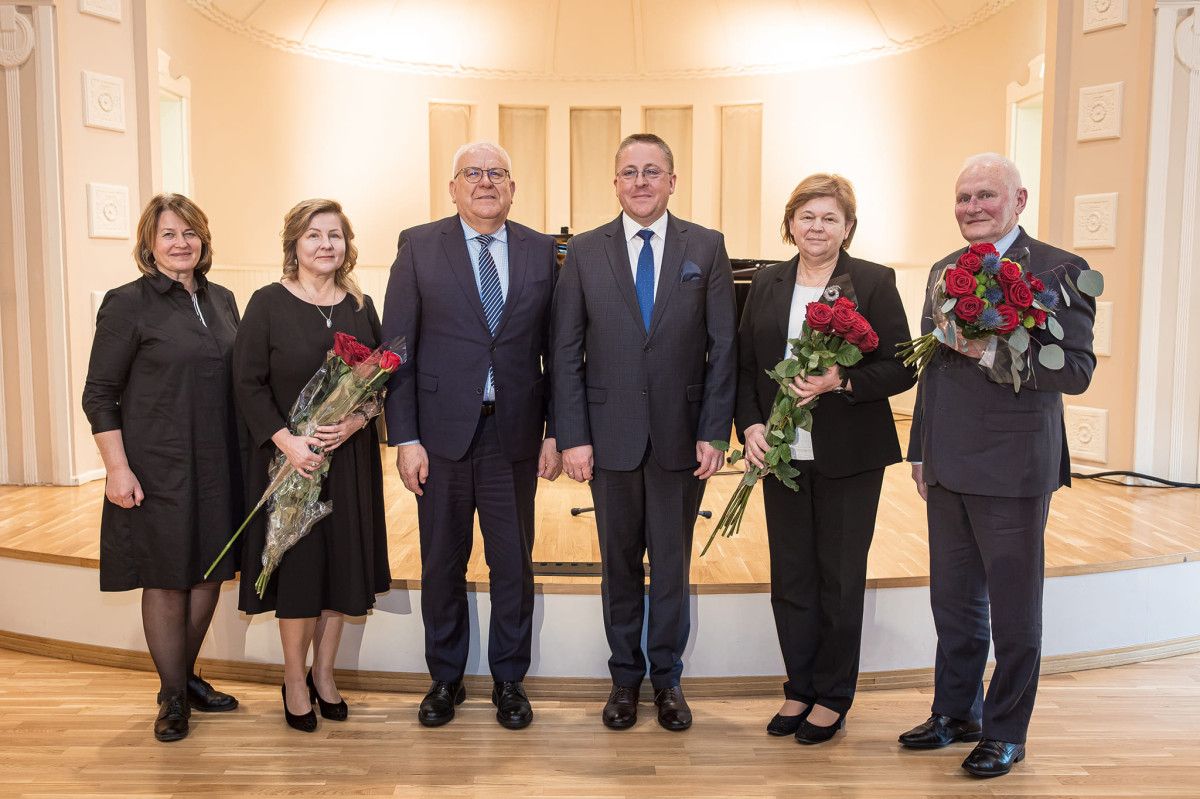 Palangos meras Šarūnas Vaitkus legendiniam Jonui Sąlygai įteikė Palangos miesto Garbės ženklą