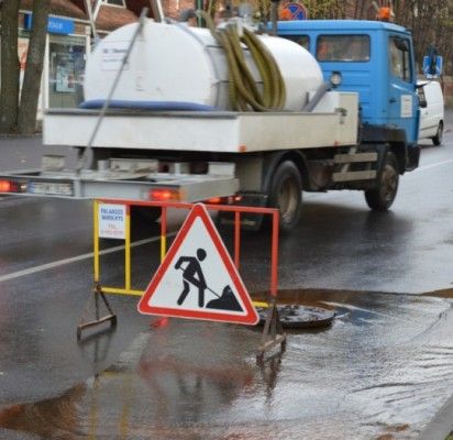 Vanduo iš vandentiekio linijos buvo išleidžiamas dėl Žvejų ir Vytauto gatvių sankryžos remonto bei vandentiekio kameros rekonstrukcijos.