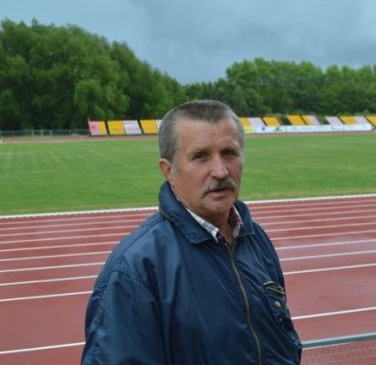 Iš Palangos sporto centro išeinantis direktorius Romaldas Kazlauskas.