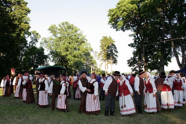 „Idant lietuviška daina garsiau skambėtų, idant tautinis šokis kuo smagiau širdį užgautų!“