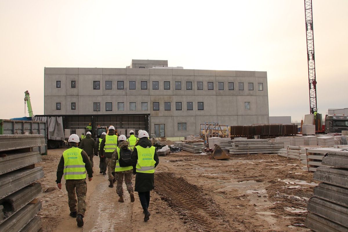 A. Anušauskas apžiūrėjo naujai kylančią kariuomenės infrastruktūrą | Gr. D. Barsio/KAM nuotr.