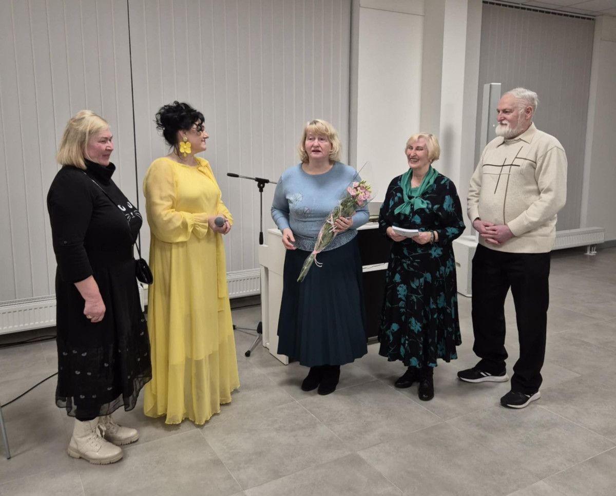 Palangos literatai sveikina poetę, dainų kūrėją ir atlikėją Renatą Gužauskienę.