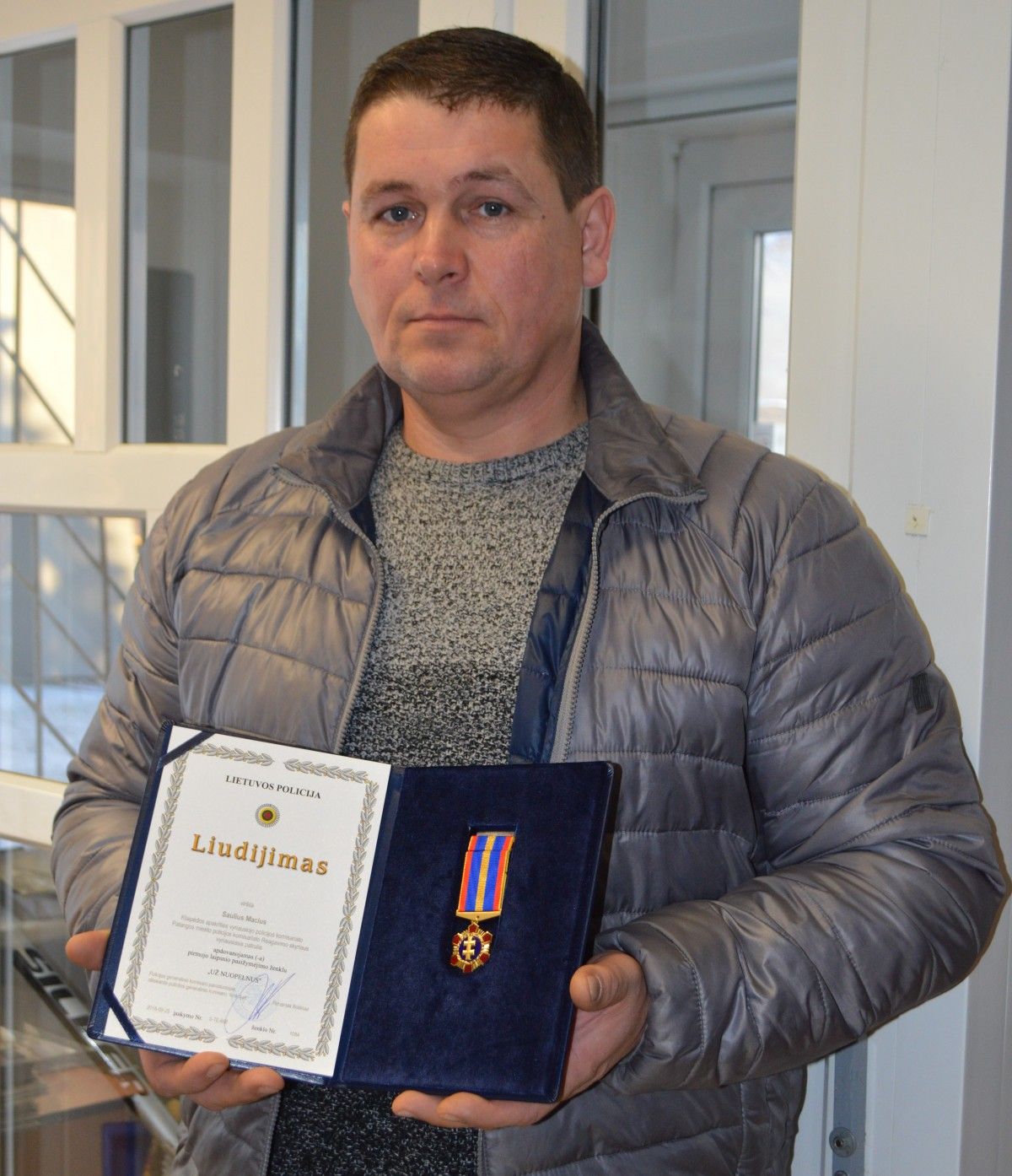 Ženklu „Už nuopelnus“ apdovanotas pareigūnas: svarbu nenuvilti