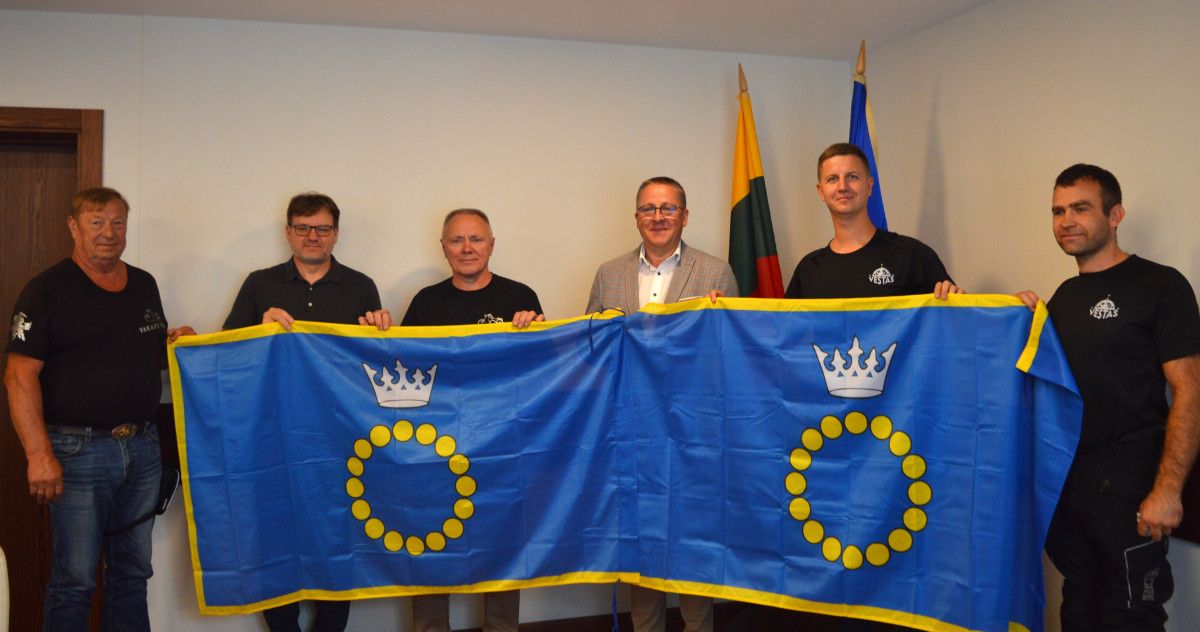 Palangai atstovausiantiems Lietuvos pažinimo ralio „Ryterna modul Mototourism Rally 2024“ dalyviams įteiktos miesto vėliavos