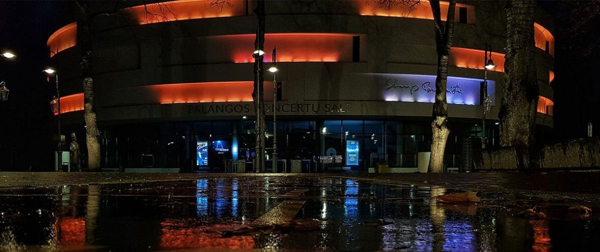Tarptautinę kovos su smurtu prieš moteris dieną Koncertų salė nušvito oranžine spalva