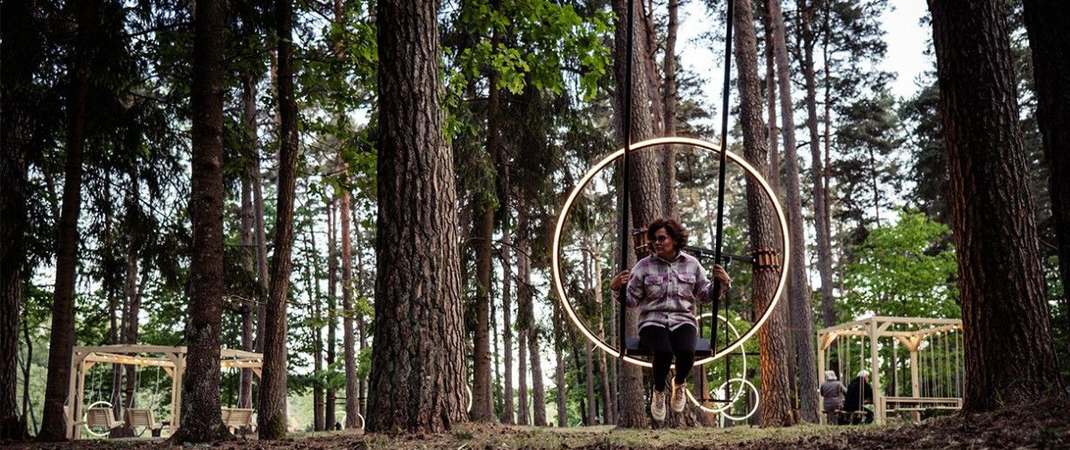 Darbėnuose – pirmasis ir vienintelis Lietuvoje šviečiančių sūpynių parkas