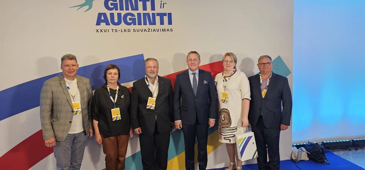 Iš TS-LKD suvažiavimo grįžęs Palangos konservatorių veteranas Dainius Želvys: „Man – skandalinga, kad iki šiol nė vienas „ąžuolas“ neatkeliavo į Palangą.“ Šarūnas Vaitkus: „Landsbergis – čia niekuo dėtas“