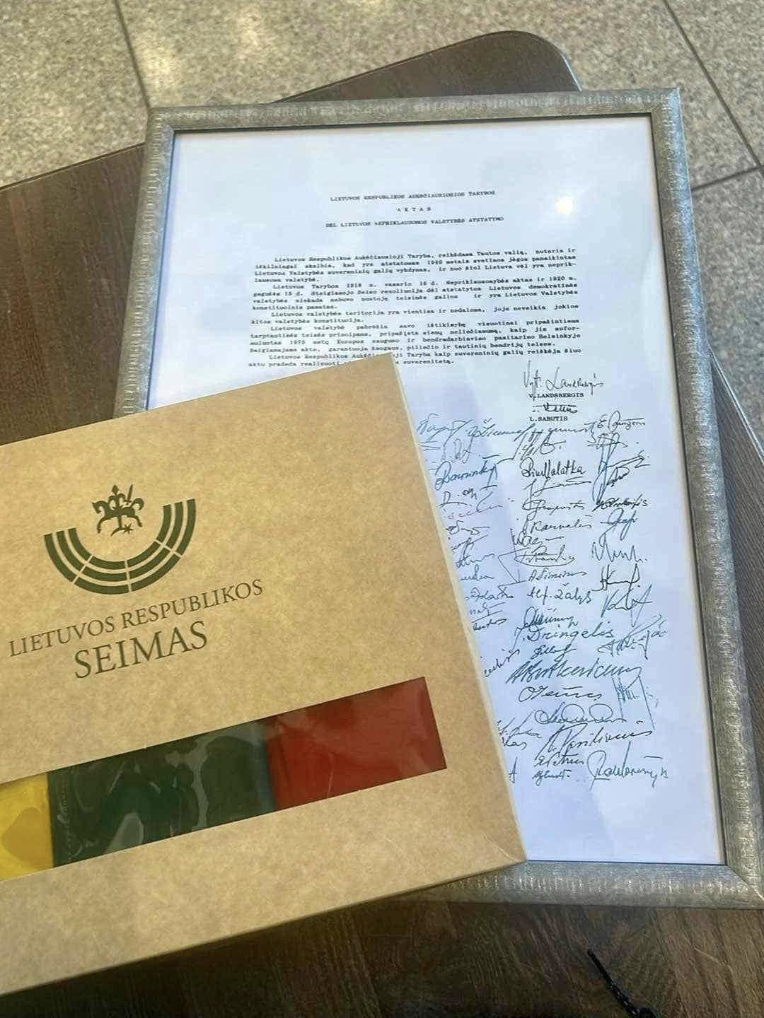 Šią Trispalvę ir Nepriklausomybės Akto kopiją abiturientas Tomas Jakubauskas parsivežė iš Seimo. Asmeninio archyvo nuotr.