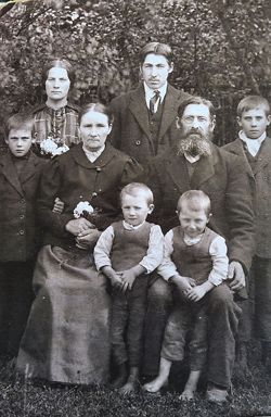 Ona ir Kazimieras Grigaičiai su šeima. Priekyje – dvyniai Juozas ir Liudvikas. XX a. 3-as deš. Grigaičių šeimos archyvas